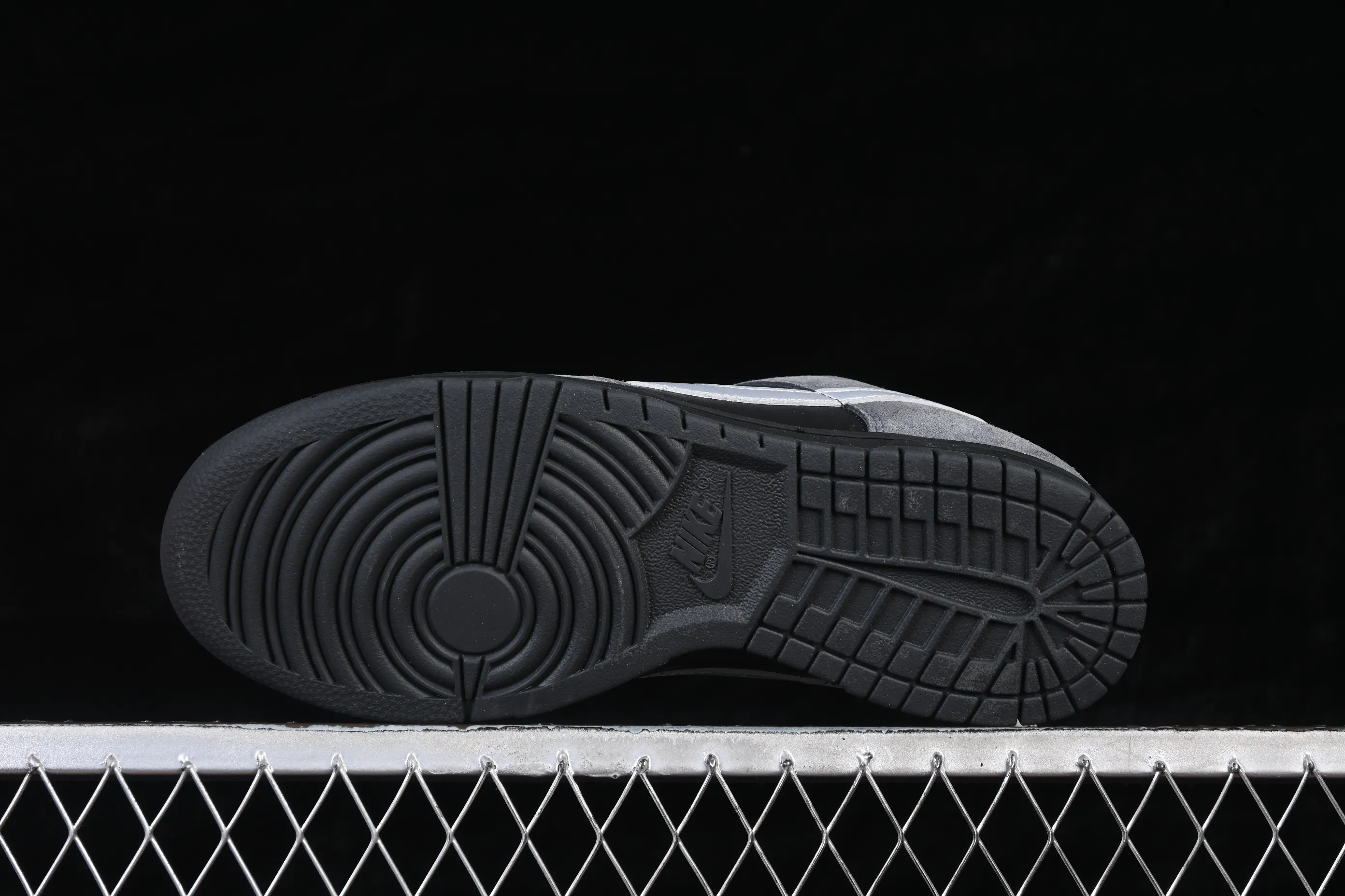 All categories Nk SB Dunk series Nk SB Dunk Low low-top sneakers Nike SB Dunk Low black and gray color low-top casual sneakers II7636-001